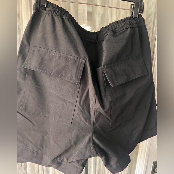 Men's Black Cargo Shorts - Picture 3 of 3